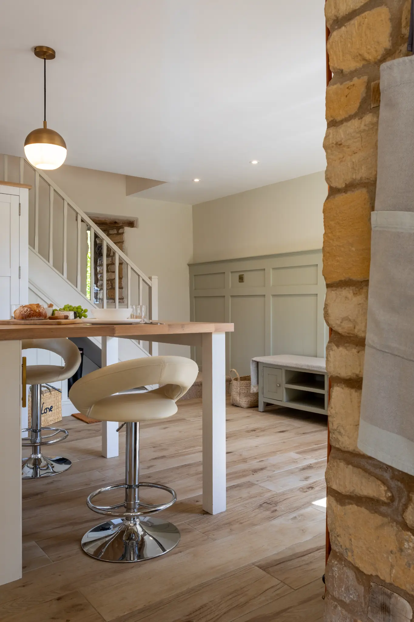 Kitchen breakfast bar area