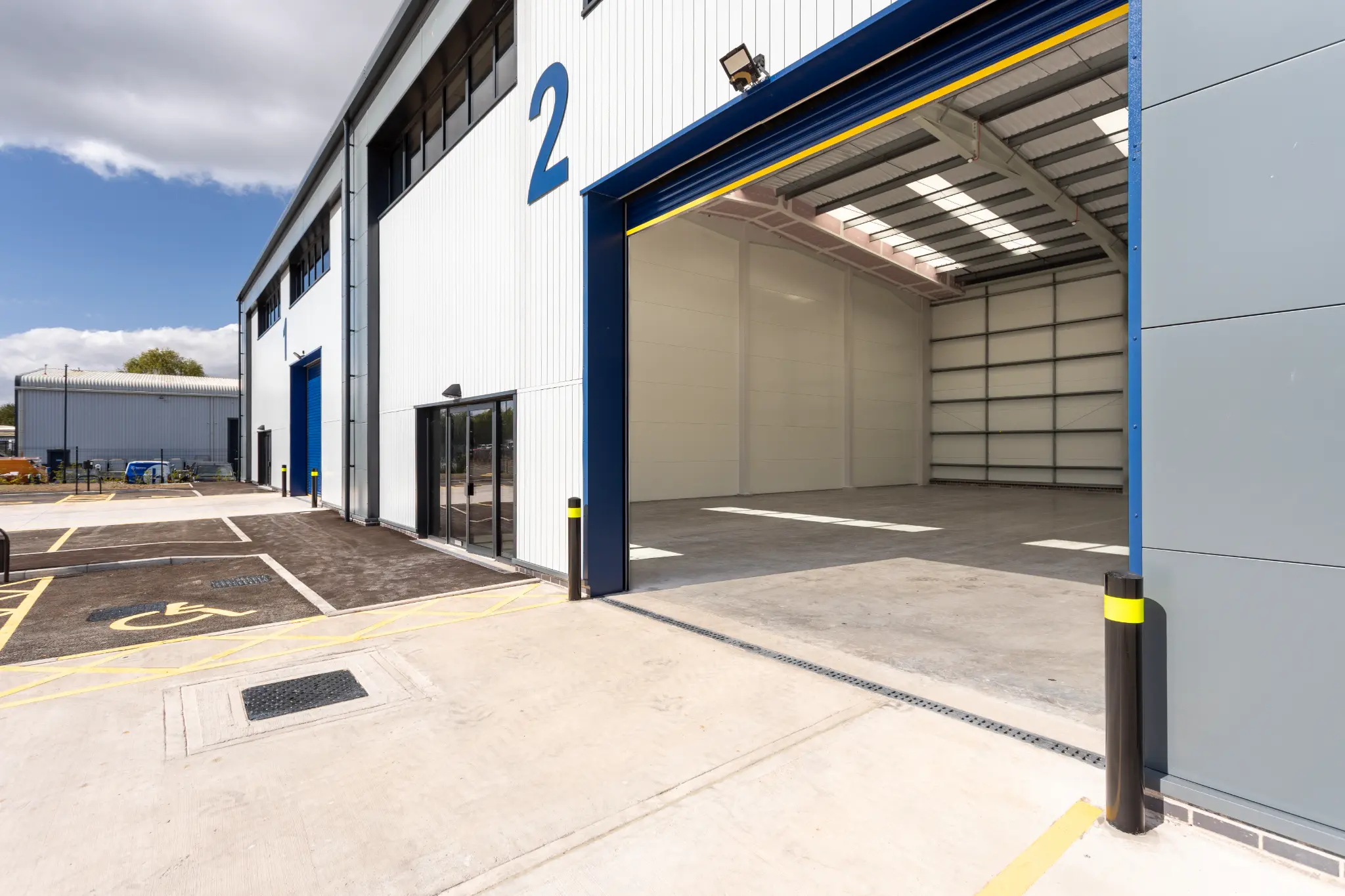 Open loading entrance connecting the forecourt with an empty industrial unit